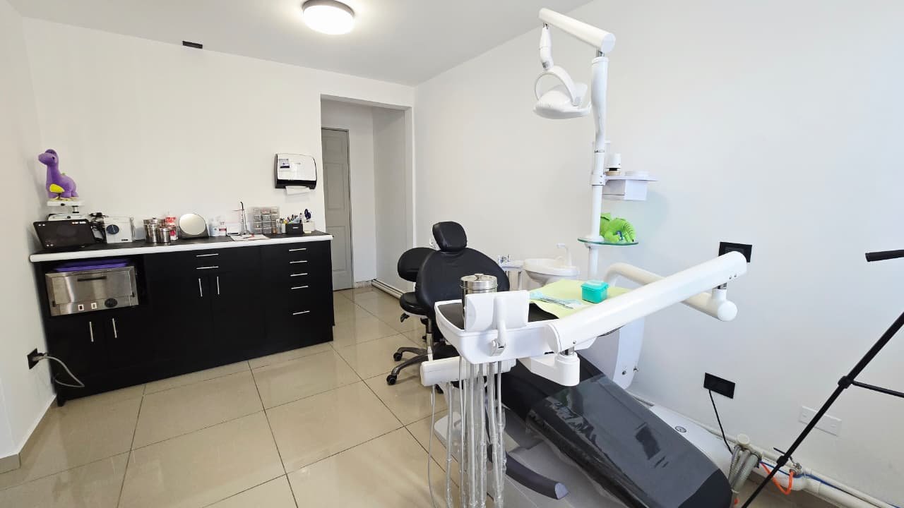 Consultorio de la clínica dental con unidad odontológica y equipo