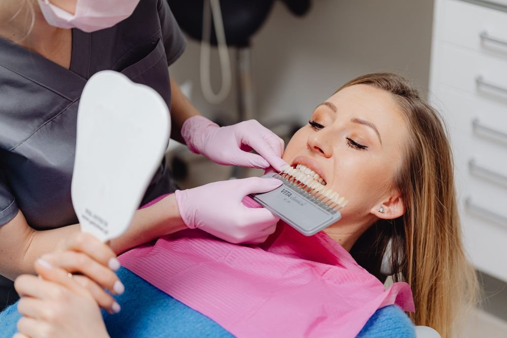 Comparación del color de los dientes con una guía de tonos; fotografía ilustrativa