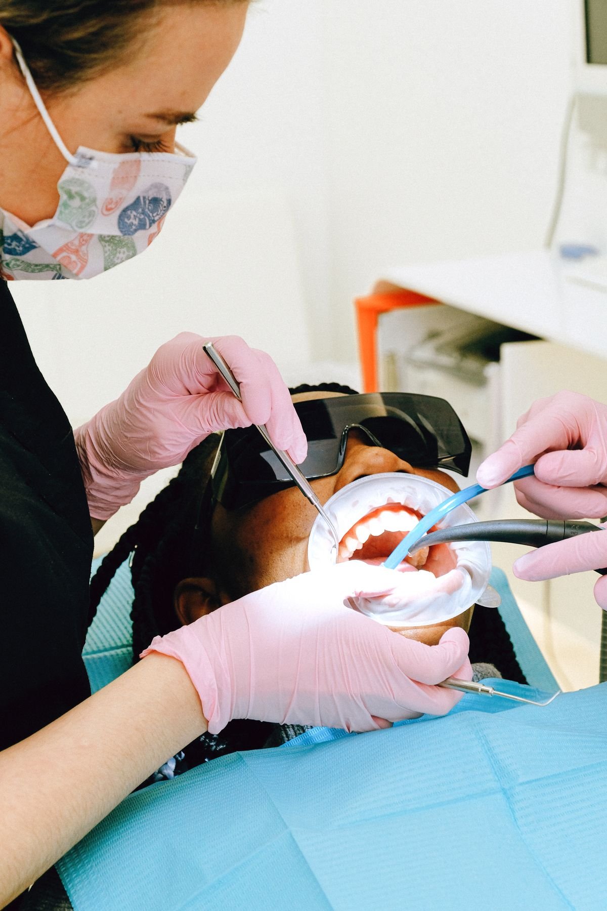 Atención dental con instrumental y aspiración; fotografía ilustrativa